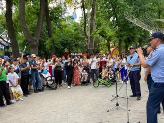Полицейские спели для жителей Шымкента
