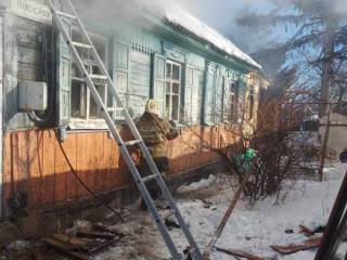 «Прогремел хлопок»: В Шымкенте пожарные из горящего дома вынесли три газовых баллона