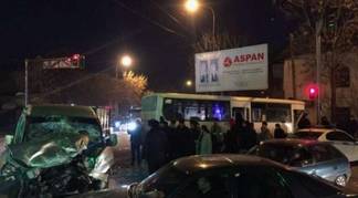 Жуткая авария в Шымкенте: Пассажиры маршрутки вылетали из окон