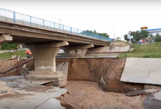 В Шымкенте может рухнуть мост через реку Сайрам-Су