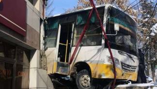 В Шымкенте автобус из-за отказа тормозов въехал в здание