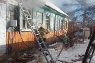 «Прогремел хлопок»: В Шымкенте пожарные из горящего дома вынесли три газовых баллона