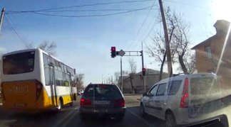 Проехавший на красный свет водитель автобуса лишен прав в Шымкенте