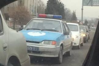 В Шымкенте полицейского оштрафовали благодаря случайному фото в соцсети