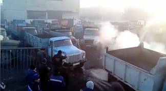Видео с «толкучкой» грузовиков в очереди в ЮКО появилось в Сети