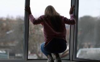 16-летняя сирота выпрыгнула из окна после группового изнасилования