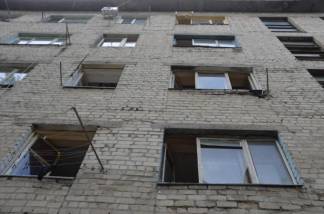 Рушатся стены и потолки: Жителей аварийного дома в Нур-Султане отказываются переселять