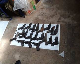 В Шымкенте мужчина добровольно сдал 20 пистолетов