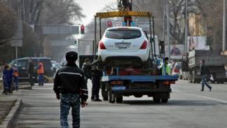 В Шымкенте полицейский за взятки освобождал автомашины со штрафстоянки