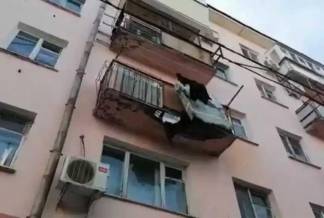 «Все время просила спасти малыша» - Очевидцы рассказали о женщине, упавшей с третьего этажа из-за обвалившегося балкона