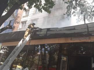 25 сотрудников ДЧС г.Шымкента потушили пожар в кафе «Ложка и вилка»