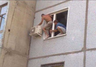 29-летний мужчина сорвался с 9-го этажа при установке кондиционера в Уральске