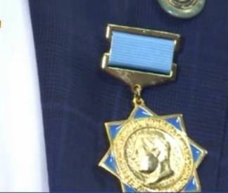 Шымкентского хирурга наградили золотой медалью