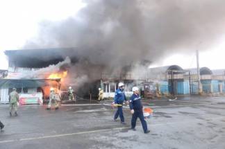 Серьезный пожар тушили на одном из крупнейших рынков Тараза