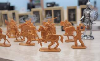 Выставку фигурок солдатиков и воинов разных эпох организовали для учеников младших классов школы-лицея №24 г. Шымкента