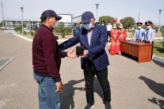 Аким Жамбылской области Бердибек Сапарбаев наградил жителя Мойынкумского района, нашедшего пропавшего мальчика