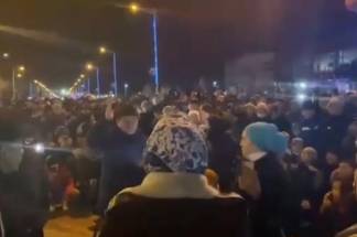 Акима Кызылординской области спецназ эвакуировал с площади во время беспорядков