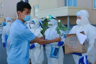 Активисты Jas Otan раздали врачам «пакеты благодарности»