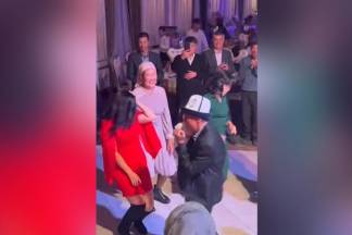 Аташка на свадьбе сразил всех гостей своим танцем