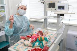 Атырауские врачи спасли малышку, родившуюся с весом в 700 граммов