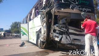Рейсовый автобус, следовавший из Шымкента, перевернулся близ Алматы
