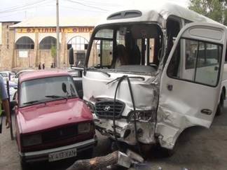 Автобус выехал на «встречку» в Шымкенте и попал в аварию