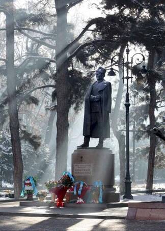 В год 75-летия Великой Победы казахскому батыру новейшей истории Бауыржану Момышулы исполнилось 110 лет со дня рождения