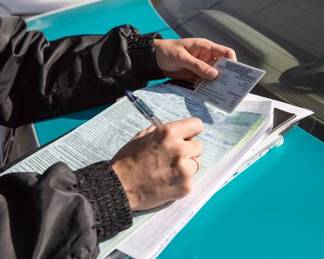 В Павлодаре за рулем служебного авто поймали чиновника, лишенного водительских прав