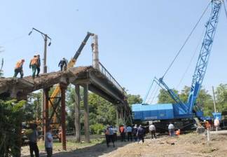 В Шымкенте был демонтирован мост на территории бывшего свинцового завода