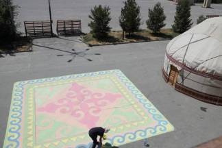 На площадке перед Центром обрядов и традиций Шымкента нарисовали казахский текемет