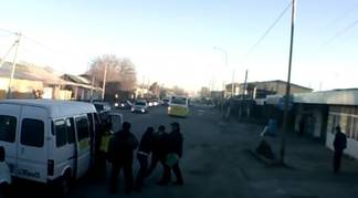 Очевидцы сняли драку на дороге в Шымкенте