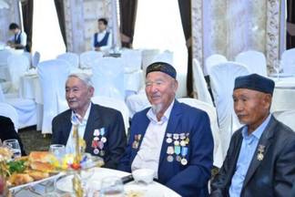 Ерлан Айтаханов поздравил пожилых жителей Шымкента с праздником