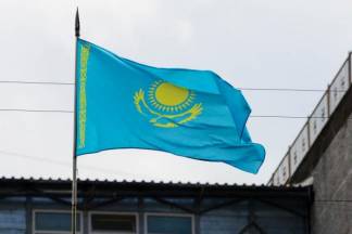 Ежедневно тысячи изображений казахстанского флага оказываются на помойке