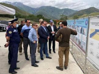 Глава МЧС ознакомился с ходом строительства защитных сооружений на реке Хоргос