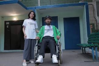 Инвалид сломал ногу, воспользовавшись уличным подъемником возле ЦОНа в столице