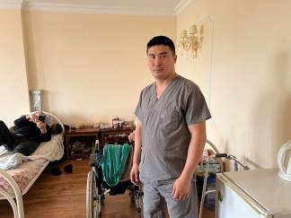 Казахстанец бросил учебу и устроился в хоспис, чтобы быть рядом с матерью