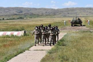 Казахстанские военные носят на учениях маски