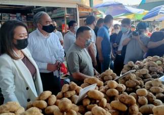 Депутат Мажилиса Парламента РК ознакомился с ценами на главном рынке Шымкента и в крупных супермаркетах