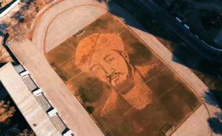Портрет аль-Фараби размером со стадион создали из осенних листьев