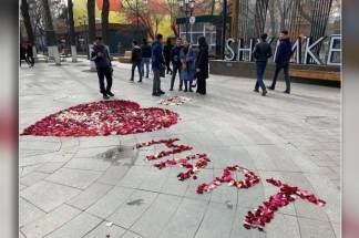 Мужчина усыпал лепестками роз площадь в Шымкенте