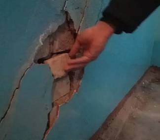 Жители многоэтажки в Уральске видят сквозь трещину в стене улицу