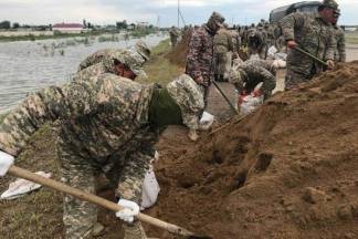 На помощь жителям затопленных сел Туркестанской области пришли бойцы Регионального командования «Юг»