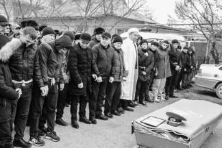 Общественность Туркестанской области проводила в последний путь молодого военного, погибшего в Алматы