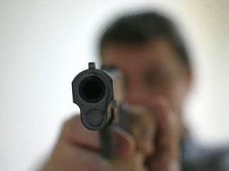 В Шымкенте мужчина открыл стрельбу из окон квартиры