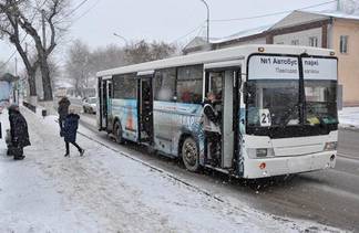 Павлодарские чиновники объяснили, почему перевозчики теряют прибыль, а пассажиры мерзнут на остановках