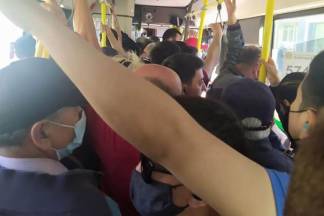 Переполненные автобусы в столице возмутили горожан