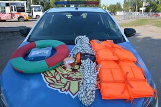 Патрульные полицейские СКО получили спасательные жилеты, круги и канаты