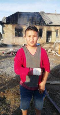В Шымкенте 13-летний подросток вынес из горящей времянки двух малышей