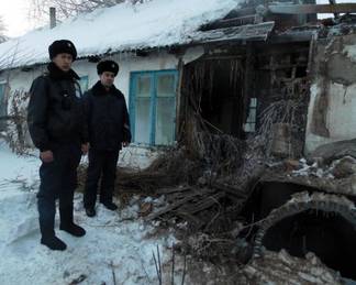 В Павлодаре полицейские на руках вынесли инвалида из огня