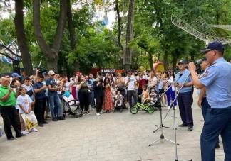 Полицейские спели для жителей Шымкента